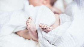 Româncă din Italia, în culmea disperării. Tânăra de 20 de ani cere ajutorul, după ce statul italian i-a luat bebelușul de 7 luni: „Eu eram în spital la maternitate cu fetița mea și mi-au luat-o”